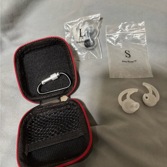 AirPods semihard case w/ small and large ear grips - Picture 3 of 6